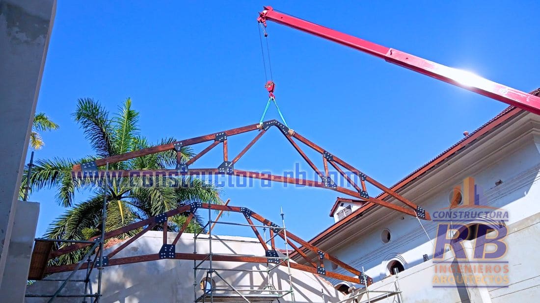 Instalación de Cerchas mediante grúa para su posterior fijación en la estructura